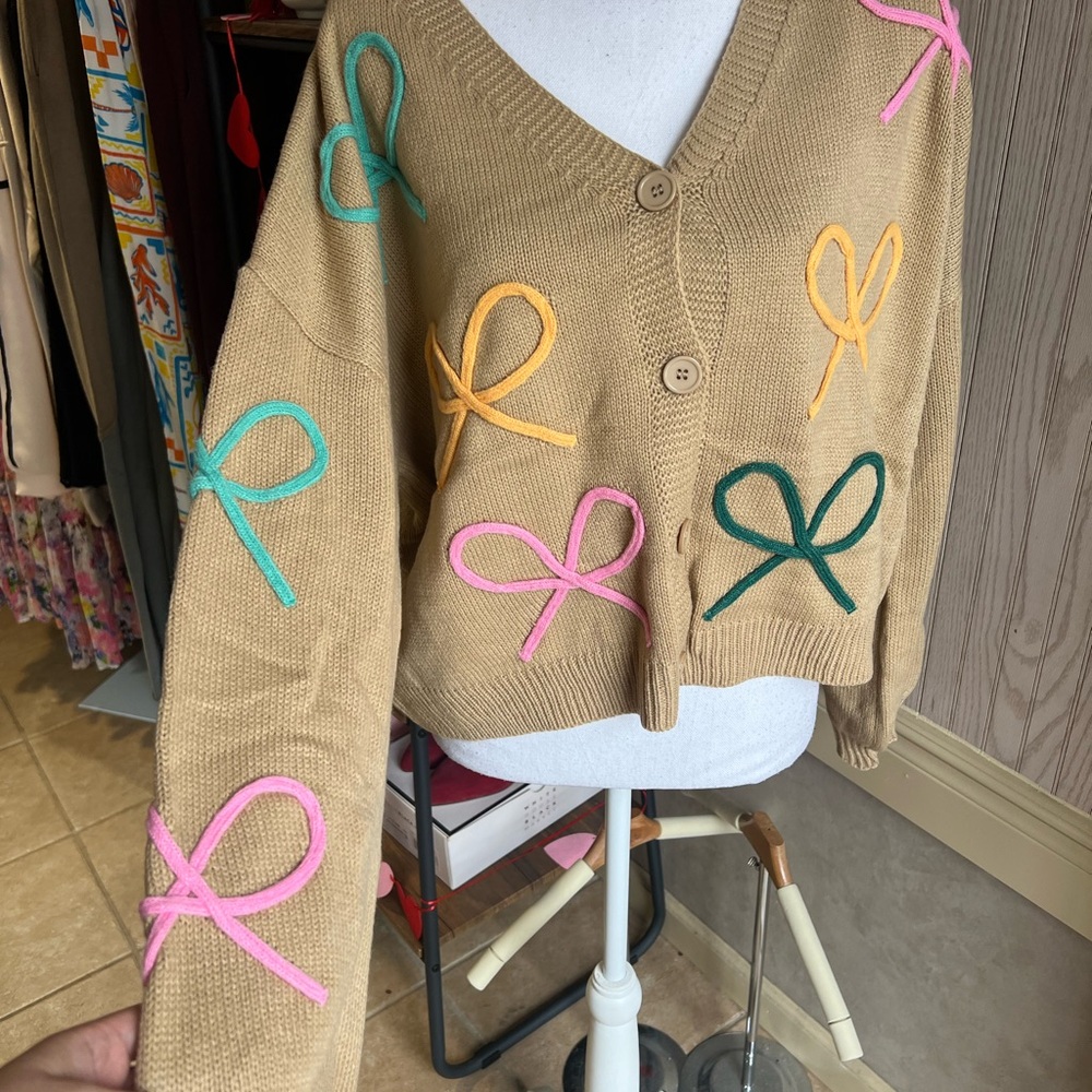 Chic Tan Cardigan with Colorful Bow Details - Picture 3 of 7
